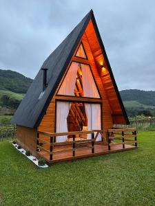 uma grande casa de madeira com um telhado preto em Refúgio do Vale Cabanas Exclusivas em Bento Gonçalves