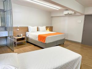 Postel nebo postele na pokoji v ubytování San Marino Suite Hotel