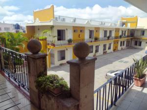 HOTEL VILLA LAS ROSAS TEPIC tesisinde bir balkon veya teras