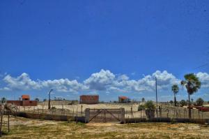 Ein Zaun mitten auf einem Feld in der Unterkunft Alto das Carnaúbas Chalé in Luis Correia