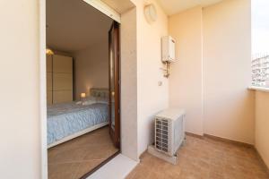 a small room with a bed and a mirror at Casa delle vele in Alghero