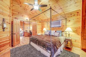 een slaapkamer met een bed in een blokhut bij Waterfront Watauga Lake Home with Private Dock! in Butler