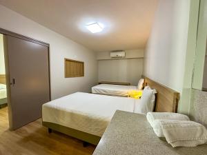 Postel nebo postele na pokoji v ubytování San Marino Suite Hotel