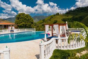 Bazén v ubytování Hotel Campestre La Francesina nebo v jeho okolí