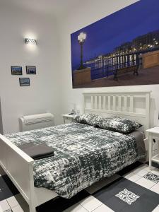 a bedroom with a bed and a picture of a pier at B & B Giuseppe & Greta in Bari