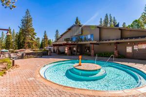 uma piscina em frente a um edifício com uma fonte em Slopeside Adventures em Truckee