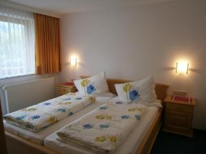 Llit o llits en una habitació de Alpenview Lechtal