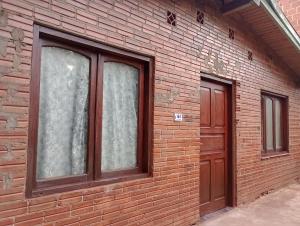 un edificio de ladrillo con una ventana y una puerta en Casona el ancla en Eldorado