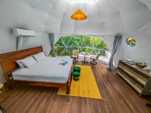 Кровать или кровати в номере Palo Alto Glamping Hotel +52 фотографии