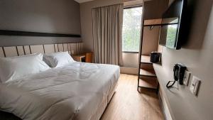 Plaza Hotel & Boulevard Convention - Vale dos Vinhedos客房内的一张或多张床位