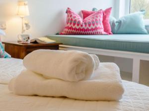 un animal de toallas sentado en la parte superior de una cama en 1 Bed in Bethesda 82577 en Llanddeiniolen