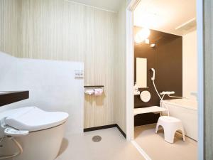 Baño pequeño con aseo y lavamanos en Okasan Hotel - Vacation STAY 45146v, en Ōgaki