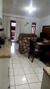 sala de estar con sofá y mesa en Apartamento Bem Localizado, en Florianópolis