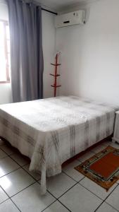 En eller flere senge i et værelse på Apartamento Bem Localizado