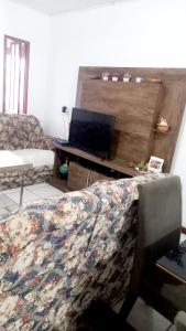 1 dormitorio con cama y escritorio con ordenador portátil en Apartamento Bem Localizado, en Florianópolis