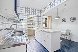 a kitchen with a sink and a counter top at Piso con 2 habitaciones, 2 terrazas y piscina in Torremolinos