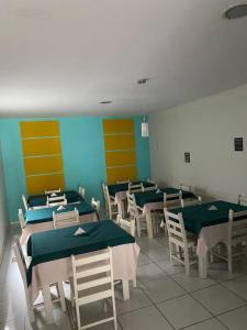 CONFORT HOTEL ARAPIRACA في أرابيراكا: مجموعة طاولات وكراسي في الغرفة
