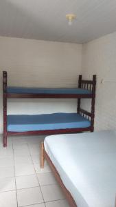 Habitación con 2 literas en Residencial da Casinha, en Garopaba