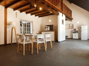 cocina y comedor con mesa y sillas en Cabaña Chascomus en Chascomús