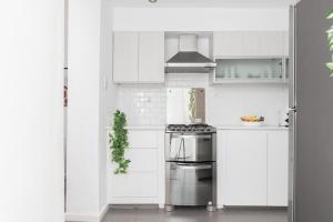 Una cocina o kitchenette en Fliphaus Salvador 6000 - 2 Bd Duplex Palermo