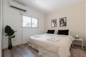 Una cama o camas en una habitación de Fliphaus Salvador 6000 - 2 Bd Duplex Palermo