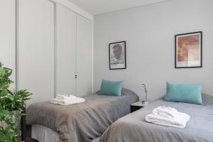 Una cama o camas en una habitación de Fliphaus Salvador 6000 - 2 Bd Duplex Palermo