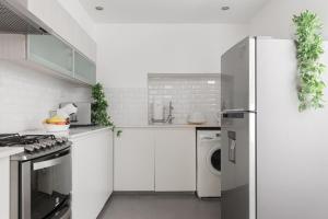 Una cocina o kitchenette en Fliphaus Salvador 6000 - 2 Bd Duplex Palermo