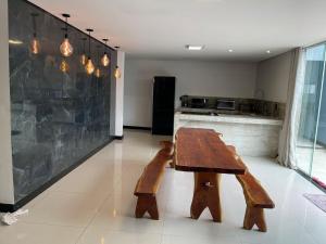 uma mesa de madeira no meio de uma cozinha em Casa dos Amon em Serra