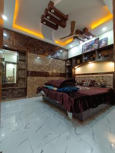 um quarto com uma cama num quarto com pisos em mármore em Adbhut Nivas (Home Stay) em Bhopal