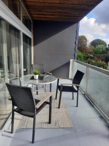 eine Terrasse mit einem Tisch und Stühlen auf dem Balkon in der Unterkunft Ferienwohnung K1 in Hambühren