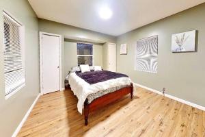 เตียงในห้องที่ Cozy 3-Bedroom, 2-Bathroom Haven in Tulsa!