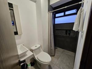 baño pequeño con aseo y ventana en Habitación privada Centro Expositor 5-A, en Puebla