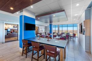 uma área de jantar com uma grande ilha azul no meio de uma sala em Holiday Inn Express & Suites - Colorado Springs South I-25, an IHG Hotel em Colorado Springs