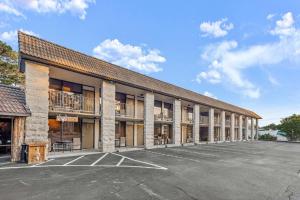 an empty parking lot in front of a building at Stonegate Lodge 2 Queen Beds Fast WiFi 50in TV Salt Water Pool Room # 305 in Eureka Springs