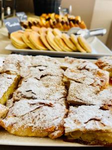 un montón de panes en una mesa con bananas en Stomio Villague, en Filiatra