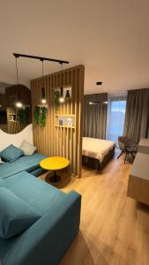 - un salon avec un canapé et un lit dans l'établissement MEB Apartments - Park Lake, à Cluj-Napoca