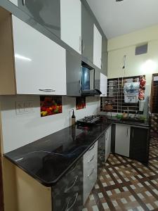 uma cozinha com bancadas e electrodomésticos em aço inoxidável em Adbhut Nivas (Home Stay) em Bhopal