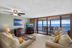 カイルア・コナにあるKona Alii 302のリビングルーム(ソファ2台付)が備わり、海の景色を望めます。