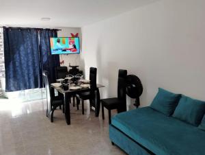 sala de estar con mesa y sofá en Casa en Santa Marta en Santa Marta