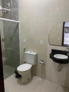 CONFORT HOTEL ARAPIRACA في أرابيراكا: حمام مع مرحاض ومغسلة ودش