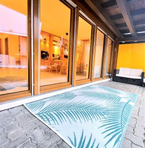 um tapete no chão em frente a uma casa em Lovely Family Apartment with Patio &Fireplace &Parking em Laax