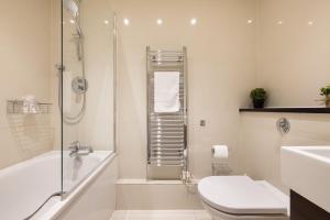 ein Bad mit einer Dusche, einem WC und einem Waschbecken in der Unterkunft Marylebone Luxury 2 Bed Appartment in London