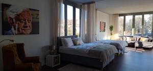 a bedroom with a bed and a couch at Stilvolles Loft in Kreuzlingen in Kreuzlingen