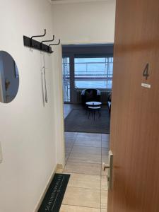 uma porta aberta para um corredor com um quarto em Haus Baltic Koje 04 em Cuxhaven
