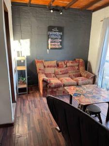 sala de estar con sofá y mesa en María Chusena alojamiento 2 en Fray Bentos