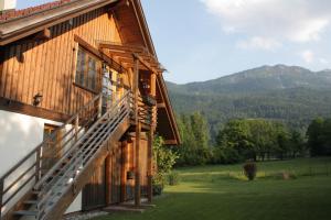 ein Haus mit einer Seitentreppe in der Unterkunft Die Buche in Hermagor