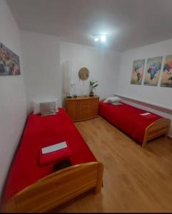 sypialnia z 2 łóżkami i czerwonym kocem w obiekcie Travel House Wrocław we Wrocławiu