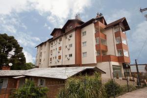 un gran edificio con piso Aveth encima en Residencial Scheifler en Gramado