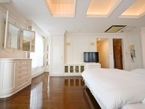 um quarto branco com uma cama e uma televisão em Pleasure Maruyama - Vacation STAY 52729v em Sapporo