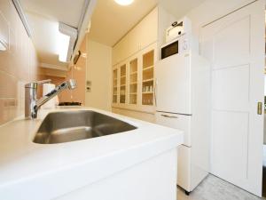 uma cozinha com um lavatório e um frigorífico em Pleasure Maruyama - Vacation STAY 52729v em Sapporo